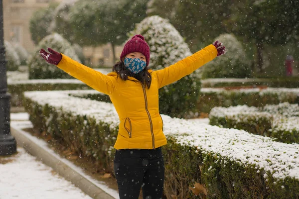 Joven Mujer China Asiática Feliz Atractiva Chaqueta Invierno Gorro Disfrutando — Foto de Stock