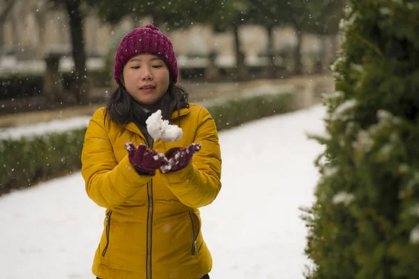 Joven Mujer China Asiática Feliz Atractiva Chaqueta Invierno Gorro Disfrutando — Foto de Stock