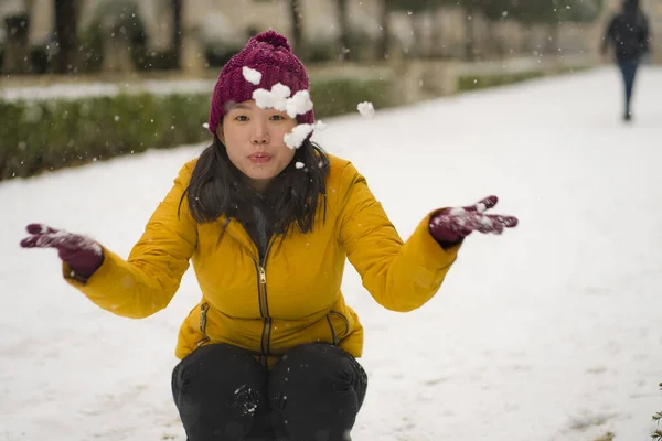 Joven Mujer China Asiática Feliz Atractiva Chaqueta Invierno Gorro Disfrutando — Foto de Stock