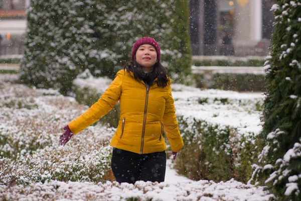 Jovem Feliz Atraente Mulher Chinesa Asiática Jaqueta Inverno Gorro Desfrutando — Fotografia de Stock