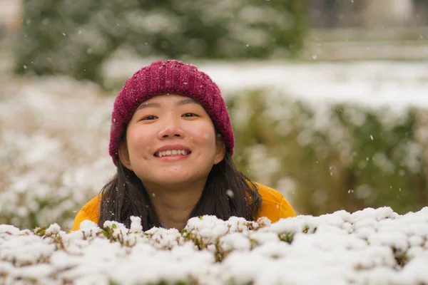 Jovem Feliz Atraente Mulher Chinesa Asiática Jaqueta Inverno Gorro Desfrutando — Fotografia de Stock