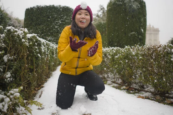 Joven Mujer China Asiática Feliz Atractiva Chaqueta Invierno Gorro Disfrutando — Foto de Stock