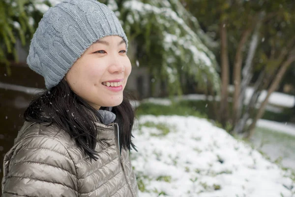 Retrato Estilo Vida Jovem Mulher Coreana Asiática Feliz Atraente Chapéu — Fotografia de Stock