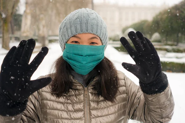 Snöfall Covid19 Gång Ung Glad Och Attraktiv Asiatisk Koreansk Kvinna — Stockfoto