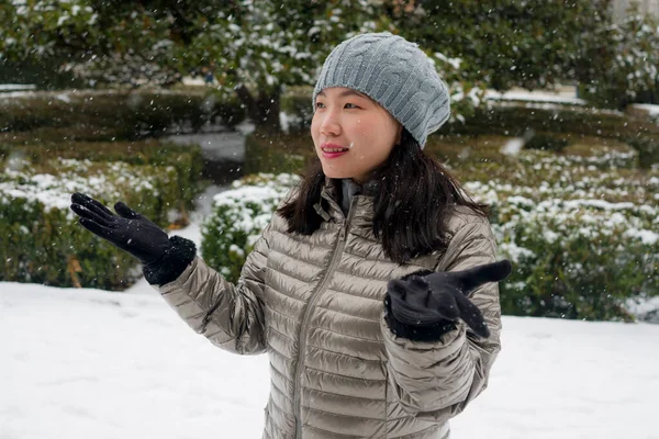 Retrato Estilo Vida Jovem Mulher Chinesa Asiática Feliz Atraente Chapéu — Fotografia de Stock