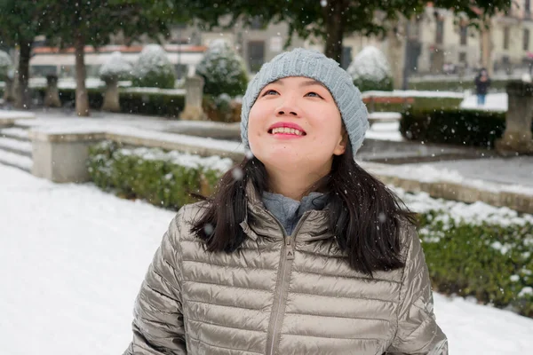 Retrato Estilo Vida Jovem Mulher Chinesa Asiática Feliz Atraente Chapéu — Fotografia de Stock