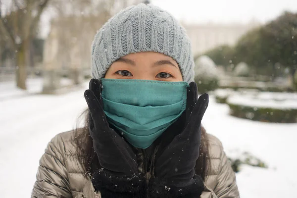 Snöfall Covid19 Tid Ung Glad Och Attraktiv Asiatisk Japansk Kvinna — Stockfoto