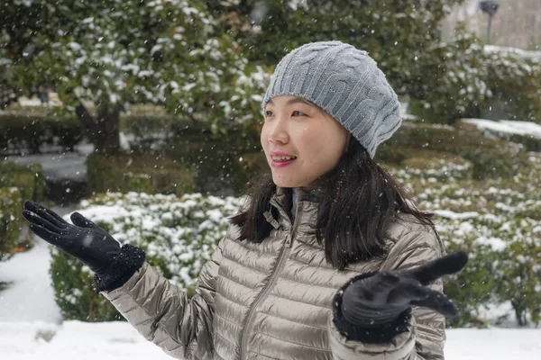 Lifestyle Portret Van Jonge Gelukkige Aantrekkelijke Aziatische Koreaanse Vrouw Winter — Stockfoto