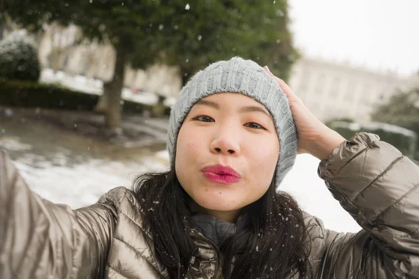 Зимовий Стиль Життя Молодої Щасливої Красивої Азіатської Жінки Яка Робить — стокове фото