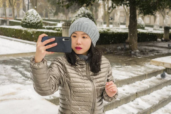 Estilo Vida Inverno Retrato Jovem Feliz Bonita Mulher Asiática Coreana — Fotografia de Stock