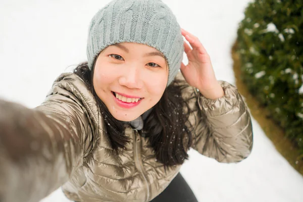 Winter Lifestyle Portret Van Jonge Gelukkig Mooi Aziatische Koreaanse Vrouw — Stockfoto