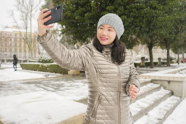 Estilo Vida Invierno Retrato Joven Mujer China Asiática Feliz Hermosa — Foto de Stock