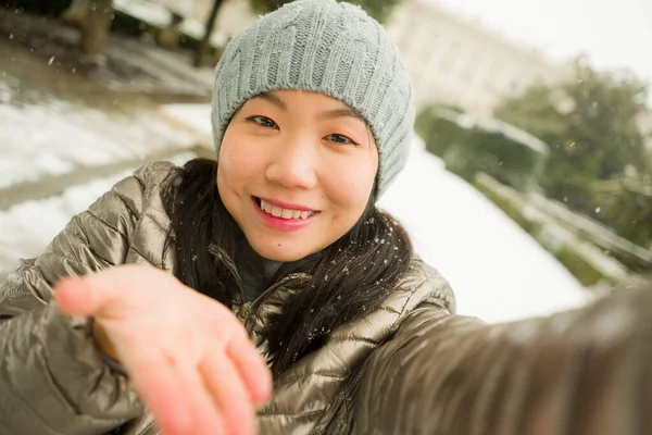 아시아 여성의 사진셀 피사진을 크리스마스 휴일에 공원에서 즐기고 — 스톡 사진