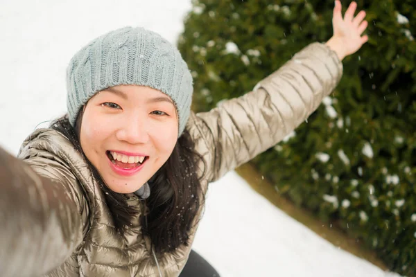아시아 여성의 사진셀 피사진을 크리스마스 휴일에 공원에서 즐기고 — 스톡 사진