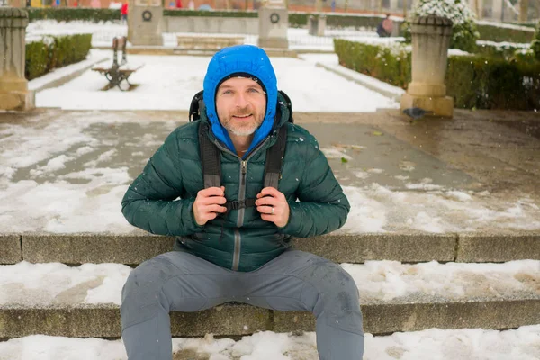 Estilo Vida Urbano Invierno Retrato Joven Hombre Turístico Feliz Atractivo — Foto de Stock