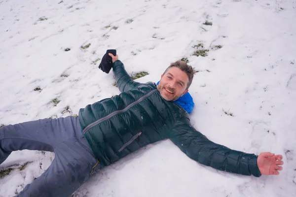 Urban Vinter Livsstil Porträtt Unga Glada Och Attraktiva Turist Man — Stockfoto