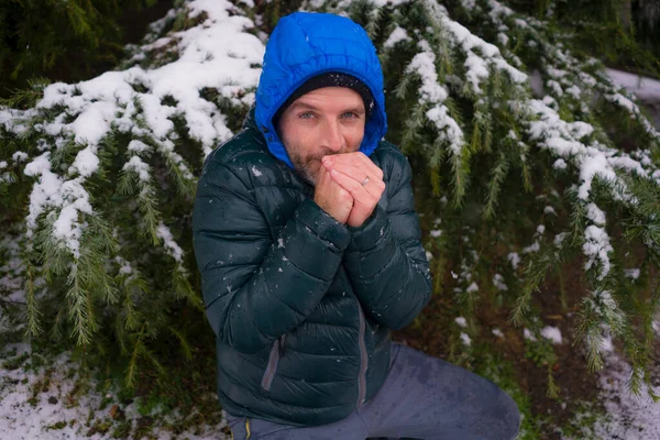 Estilo Vida Urbano Invierno Retrato Joven Hombre Turístico Feliz Atractivo — Foto de Stock