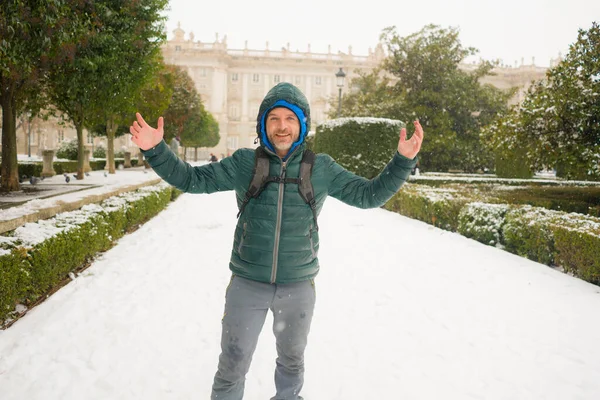 Estilo Vida Inverno Urbano Retrato Jovem Turista Feliz Atraente Andando — Fotografia de Stock