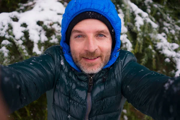 Joven Hombre Turístico Feliz Atractivo Tomando Retrato Selfie Con Teléfono — Foto de Stock