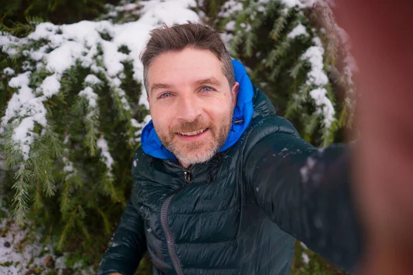 Joven Hombre Turístico Feliz Atractivo Tomando Retrato Selfie Con Teléfono — Foto de Stock