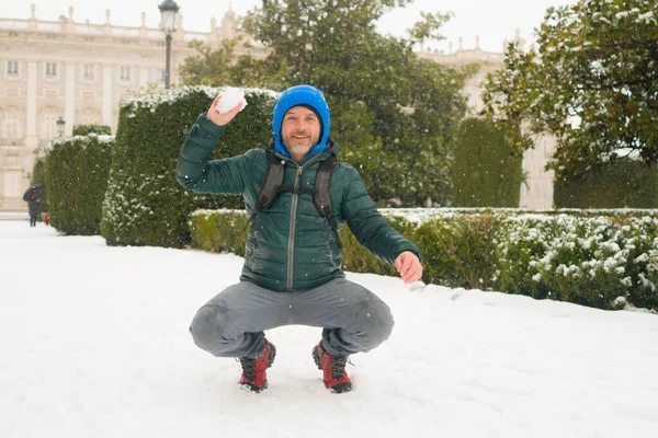 Estilo Vida Urbano Invierno Retrato Joven Hombre Turístico Feliz Atractivo — Foto de Stock