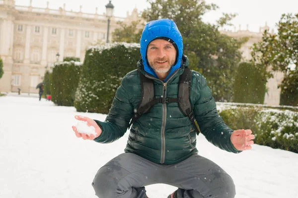 Estilo Vida Urbano Invierno Retrato Joven Hombre Turístico Feliz Atractivo — Foto de Stock