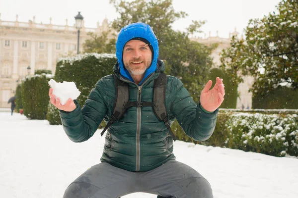 Estilo Vida Urbano Invierno Retrato Joven Hombre Turístico Feliz Atractivo — Foto de Stock