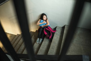 Genç, depresif ve korkmuş Asyalı Çinli kız öğrenci okuldaki zorbalık ve ayrımcılık mağduru üniversite merdivenlerinde işkence gördü ve tacize uğradı.