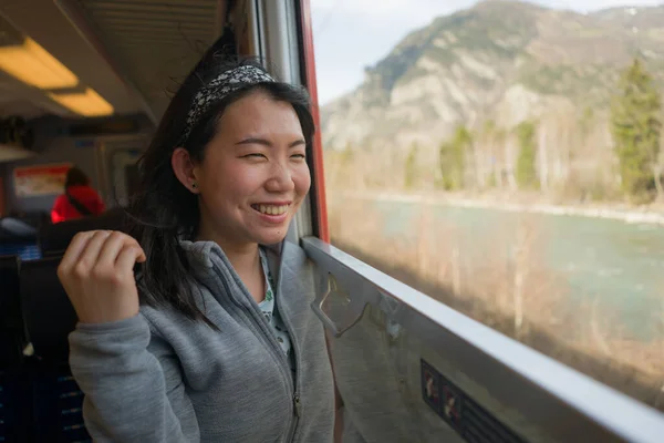 행복하고 아름다운 아시아 철도를 편안하고 창밖을 바라보는 — 스톡 사진