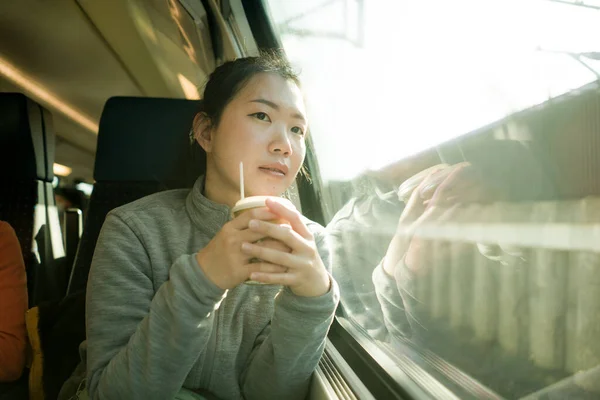 Viaje Tren Escapada Estilo Vida Retrato Joven Feliz Hermosa Mujer — Foto de Stock