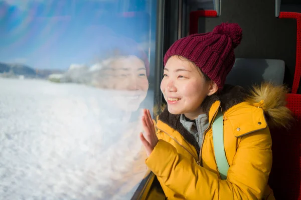 Viaje Tren Escapada Joven Feliz Hermosa Mujer China Asiática Disfrutando — Foto de Stock