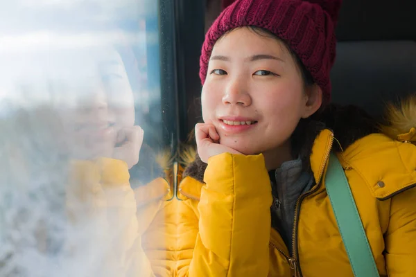 행복하고 아름다운 아시아 기간에열차 창문을 풍경을 즐기고 아시아 — 스톡 사진