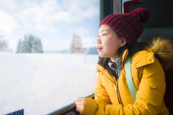 Viagem Trem Fuga Jovem Feliz Bela Mulher Asiática Coreana Desfrutando — Fotografia de Stock