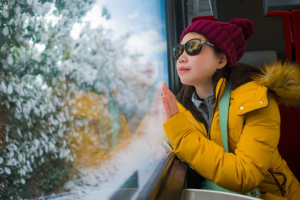 Viaje Tren Escapada Joven Feliz Hermosa Mujer Coreana Asiática Disfrutando — Foto de Stock