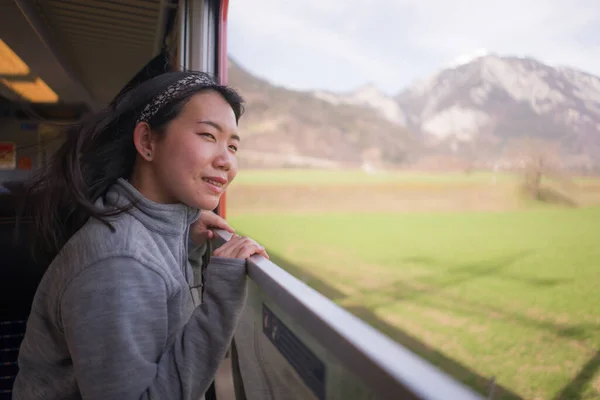 행복하고 아름다운 아시아 열차를 편안하고 창밖을 바라보는 — 스톡 사진