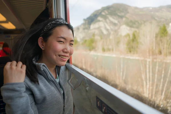 행복하고 아름다운 아시아 열차를 편안하고 창밖을 바라보는 — 스톡 사진