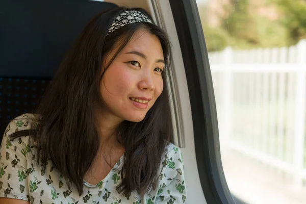 행복하고 아름다운 아시아 창밖을 내다보며 열차를 — 스톡 사진