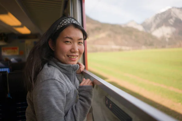 행복하고 아름다운 아시아 창밖을 내다보며 열차를 — 스톡 사진