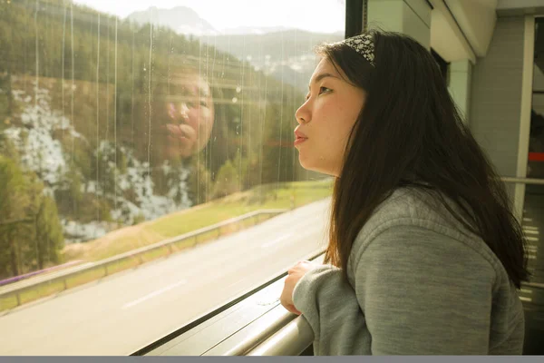 행복하고 아름다운 아시아 여행을 편안하고 창밖을 내다보는 — 스톡 사진