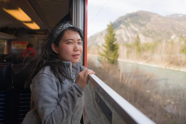 Trein Reizen Uitje Lifestyle Portret Van Jong Gelukkig Mooi Aziatisch — Stockfoto