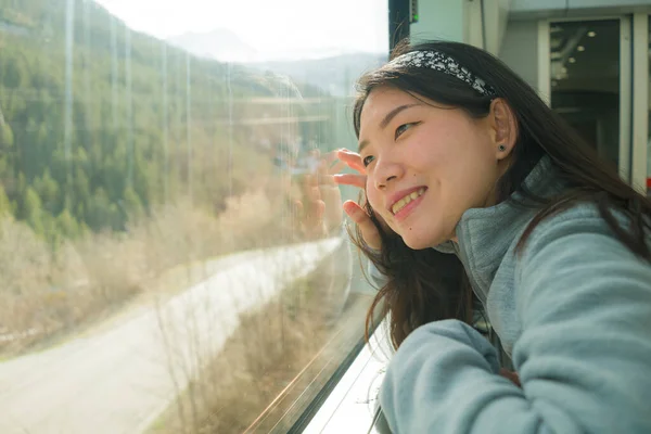 행복하고 아름다운 아시아 여행을 편안하고 창밖을 내다보는 — 스톡 사진