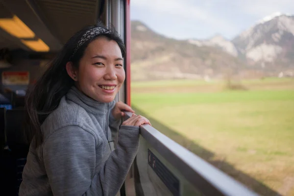 행복하고 아름다운 아시아 철도를 편안하고 창밖을 바라보는 — 스톡 사진