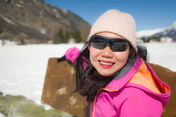 Congelación Vacaciones Invierno Joven Mujer Coreana Asiática Feliz Hermosa Banco — Foto de Stock