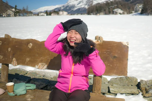 추웠던 스위스 알프스 산맥에서 즐기고 눈덮인 에둘러 얼어붙은 풍경에서 벤치에 — 스톡 사진