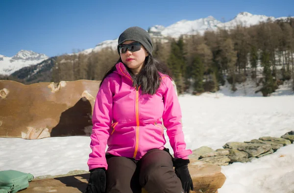 Vrieskou Wintervakantie Jonge Vrolijke Mooie Aziatische Koreaanse Vrouw Bank Bij — Stockfoto