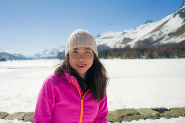 Vacaciones Invierno Las Montañas Nieve Joven Mujer Asiática Feliz Hermosa — Foto de Stock