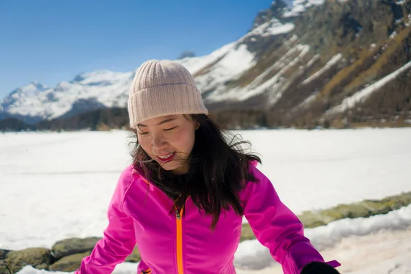 겨울철의 눈덮인 산에서 행복하고 아름다운 아시아 여자가 스위스 알프스 산맥의 — 스톡 사진