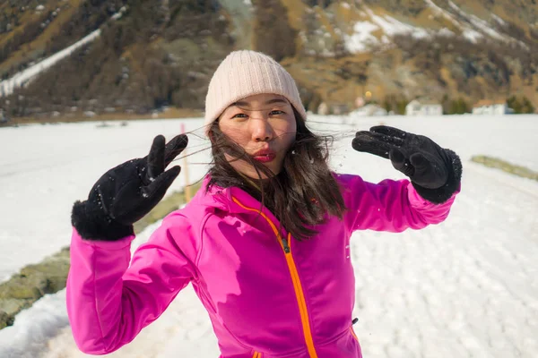 Vacaciones Invierno Las Montañas Nieve Joven Mujer Asiática Feliz Hermosa — Foto de Stock