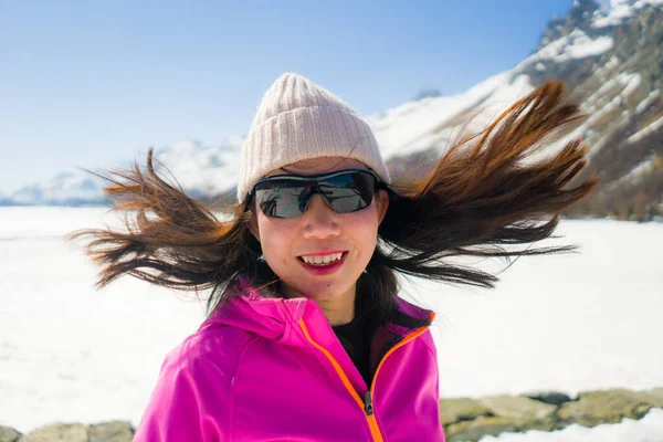 Jonge Koreaanse Vrouw Genieten Van Een Prachtig Besneeuwd Landschap Uitzicht — Stockfoto