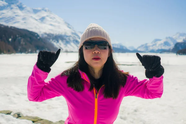 행복하고 아름다운 아시아 소녀가 스위스 알프스 때얼어붙은 호수와 앞에서 가지고 — 스톡 사진